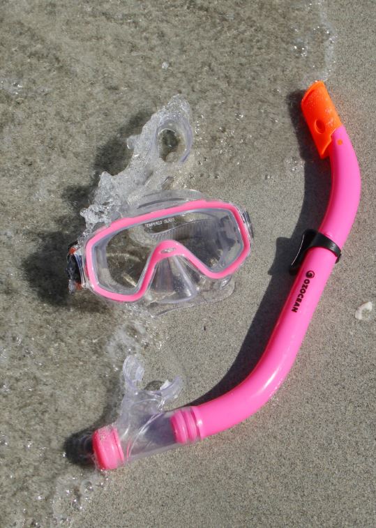 MASK SNORKEL SET SHELLY KIDS PVC PINK on beach